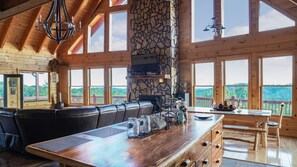 Een smart-tv, een open haard en een dvd-speler