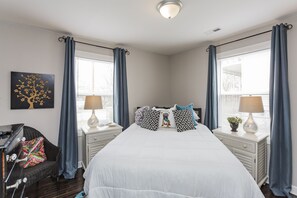 2 bedrooms, blackout curtains, iron/ironing board, WiFi - Mins to Downtown Nashville | Make Music City Memories in This Cozy Cottage (Nashville)