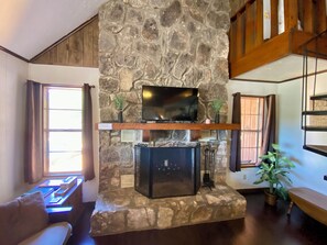 Smart TV, chimenea, libros y estéreo
