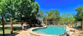 Fantastic Pool, Hot Tub, Cabana, Mt. Views, Party Pavilion, 2 Minutes 2 Frio!