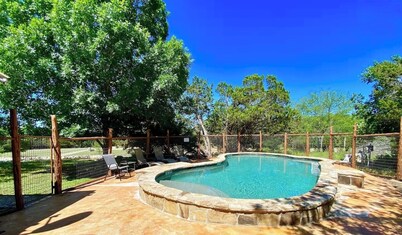 Fantastic Pool, Hot Tub, Cabana, Mt. Views, Party Pavilion, 2 Minutes 2 Frio!