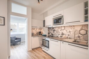 Køleskab, mikrobølgeovn, ovn, kogeplade