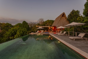 Outdoor pool, pool umbrellas, sun loungers - Calamocha Dream Lodge (Cóbano)