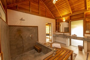 Deluxe Villa, Multiple Beds, Partial Ocean View | Bathroom | Free toiletries, hair dryer, towels