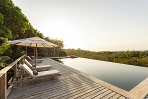 Outdoor pool, pool umbrellas, sun loungers - Calamocha Dream Lodge (Cóbano)