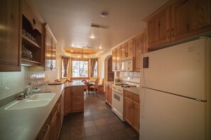 Townhome, 3 Bedrooms | Private kitchen | Full-sized fridge, microwave, oven, stovetop - 3 Bedroom 3 Bathroom Chalet 719 (Midway)