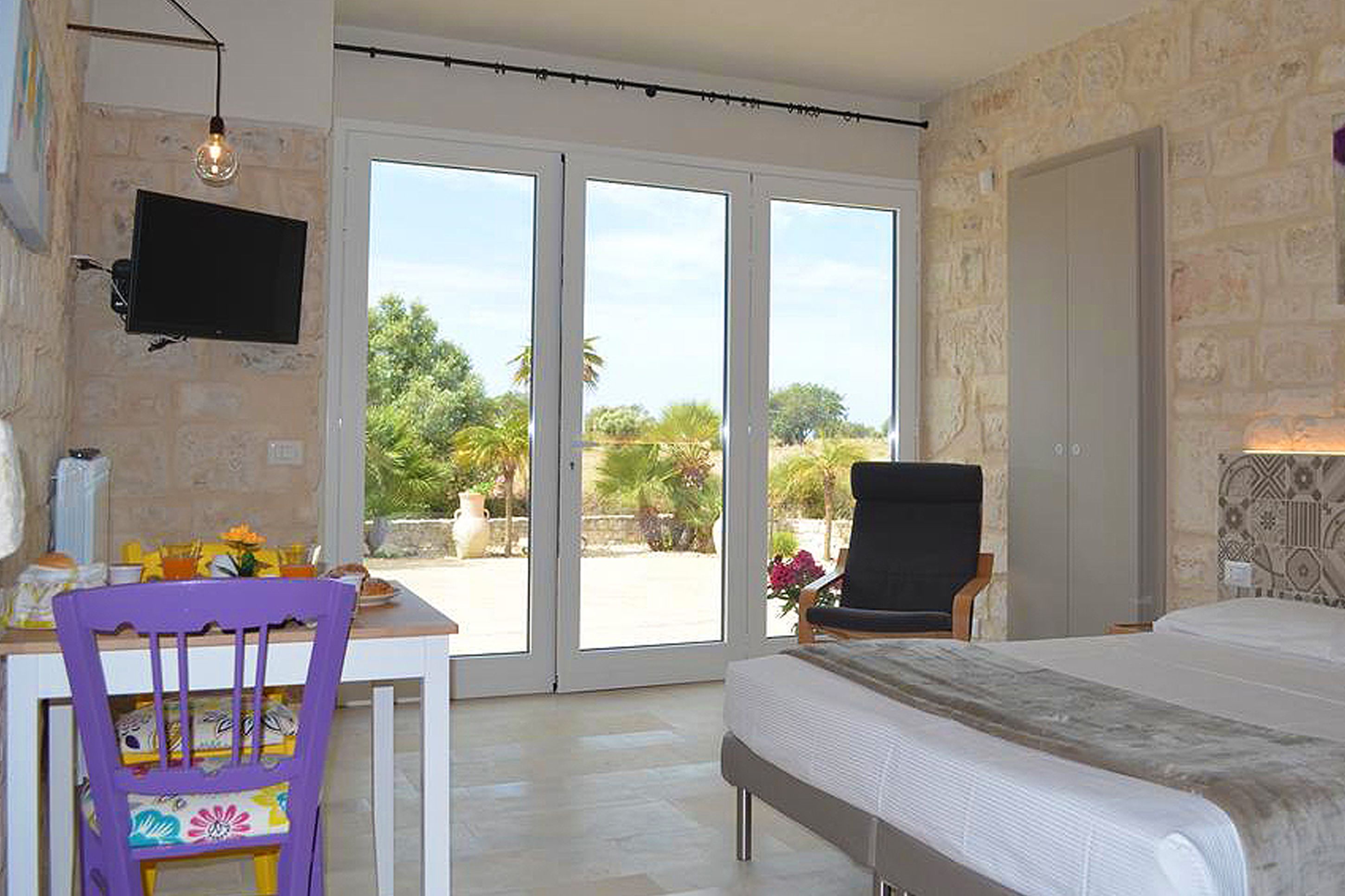 Deluxe Room | Living area | Flat-screen TV