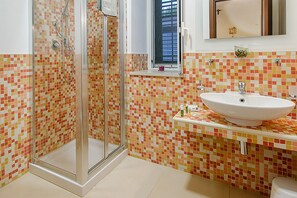 Deluxe Double Room | Bathroom | Shower, free toiletries, towels