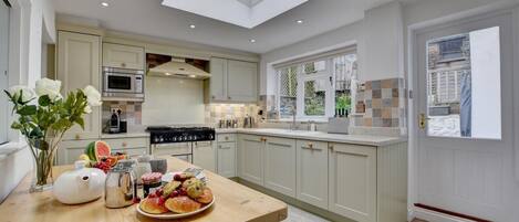 Mikrowelle, Ofen, Geschirrspüler, Toaster