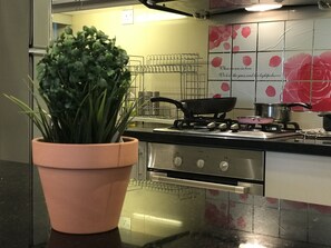 Een koelkast, een magnetron, een oven, een kookplaat