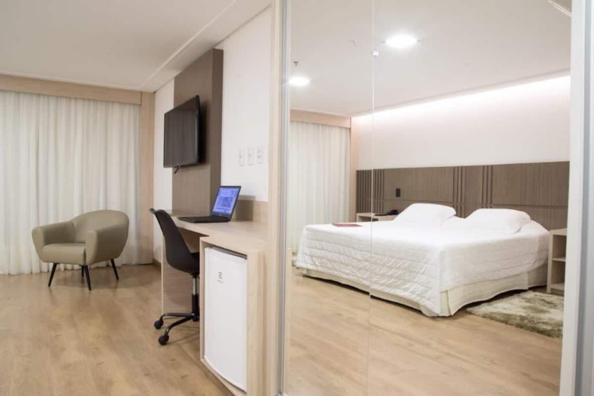 Deluxe kamer | 1 slaapkamer, hypoallergeen beddengoed, een minibar, geluiddichte muren