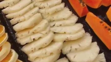 Una variedad de frutas cortadas dispuestas en una bandeja.
