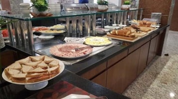 Café da manhã completo grátis todos os dias