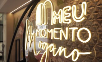 Un letrero de neón con el texto 'O MEU MOMENTO'.