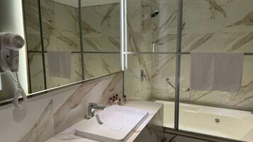 Superior Suite | Bathroom