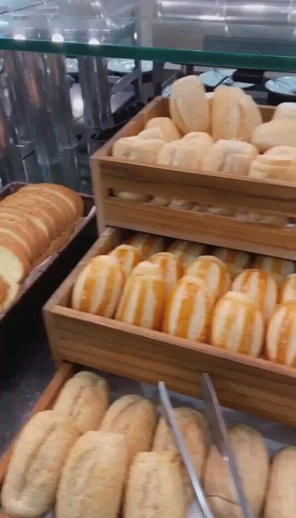 Una vitrina de panadería con distintos tipos de pan.