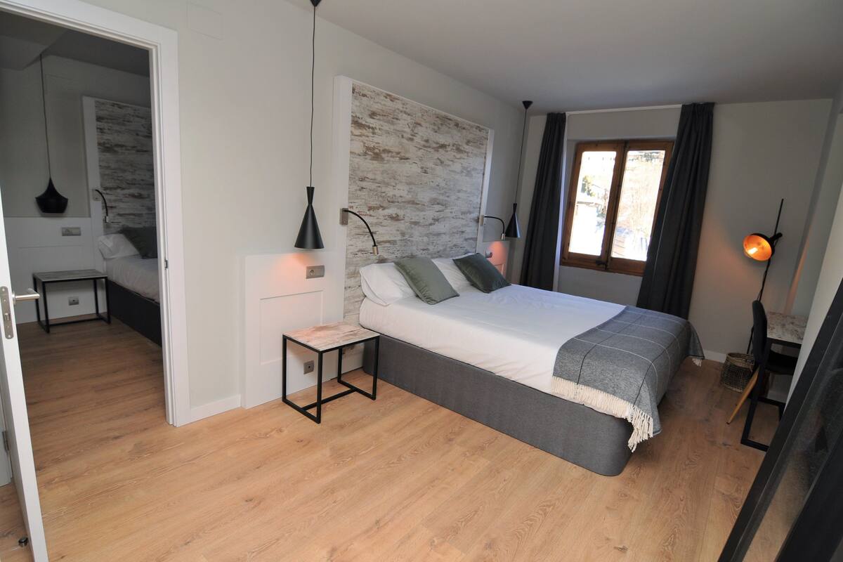 quadruple room | down duvets, desk, laptop workspace, free wifi