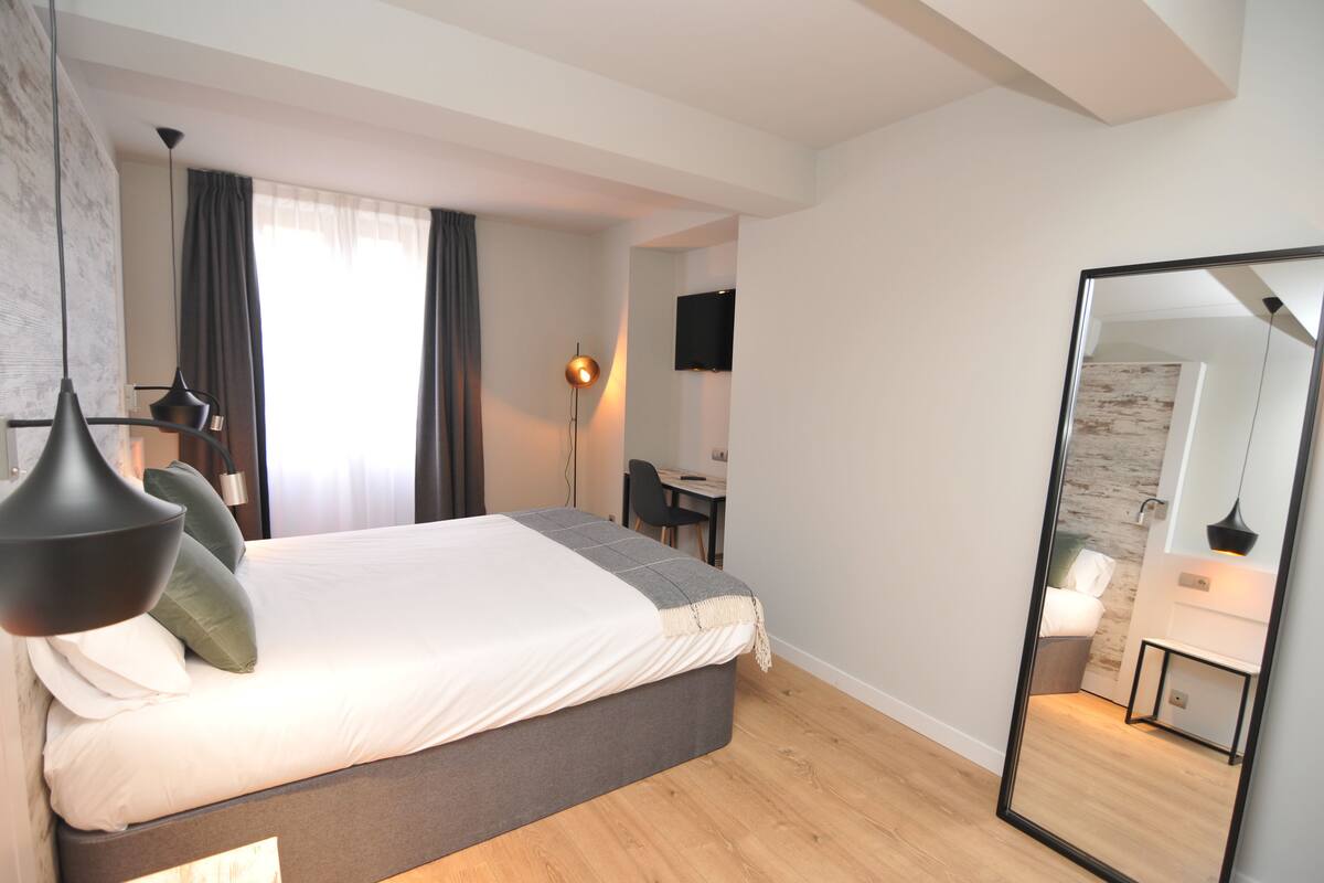Down duvets, desk, laptop workspace, free WiFi