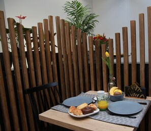 Tägliches Frühstücksbuffet (10 EUR pro Person)