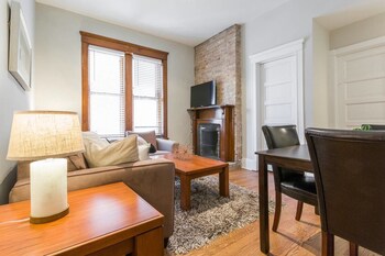 Windy City Wanderer - Depaul, Train, Wrigley Field