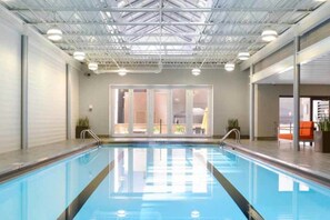 Outdoor pool - The Nimbus - Vibrant Studio in Heart of Downtown! (Chicago)