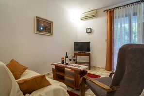 Standard Apartment, 3 Bedrooms (0129) | Living area | TV - Apartment 34 (Pula)