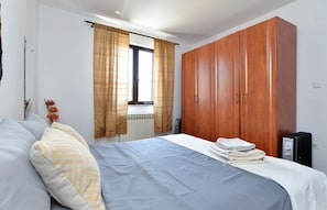 2 bedrooms, iron/ironing board, free cots/infant beds, free WiFi