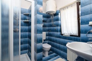 Standard Apartment, 2 Bedrooms (0130) | Bathroom