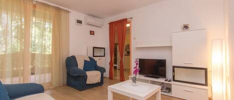 Standard-Apartment, 1 Schlafzimmer (0131) | Wohnbereich | Fernseher, Tischtennisplatte