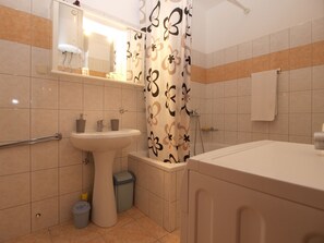 標準公寓, 1 間臥室 (397/907) | 浴室 | 全浸式浴缸、吹風機、毛巾