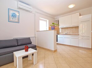 Appartement Standard, 2 chambres (0133) | Aire de séjour | Téléviseur à écran plat