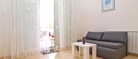 Standard-huoneisto, 2 makuuhuonetta (0133) | Olohuone | Taulutelevisio