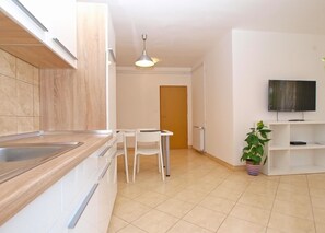 Appartement Standard, 2 chambres (0133) | Cuisine privée | Réfrigérateur, un four, surface de cuisson, bouilloire électrique