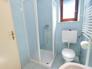 Standard Apartment, 1 Bedroom (21/17) | Bathroom | Shower, hair dryer, towels - Apartment 21 (Vodnjan)