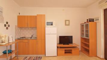 Standard-Apartment, 1 Schlafzimmer (21/17) | Wohnbereich | Fernseher