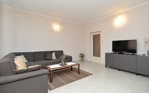 Standard Apartment, 3 Bedrooms (38/49) | Living room | TV