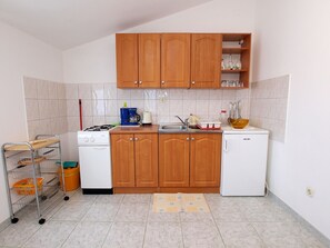 Standard-Apartment, 1 Schlafzimmer (50/76) | Eigene Küche | Kühlschrank, Ofen, Herdplatte, Kochgeschirr/Geschirr/Besteck