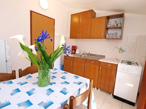 Standard-Apartment, 2 Schlafzimmer (50/74) | Eigene Küche | Kühlschrank, Ofen, Herdplatte, Kochgeschirr/Geschirr/Besteck