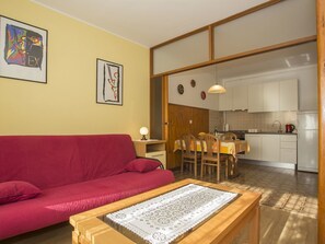 Standard Apartment, 1 Bedroom (51/75) | Living area | TV - Apartment 51 (Pula)