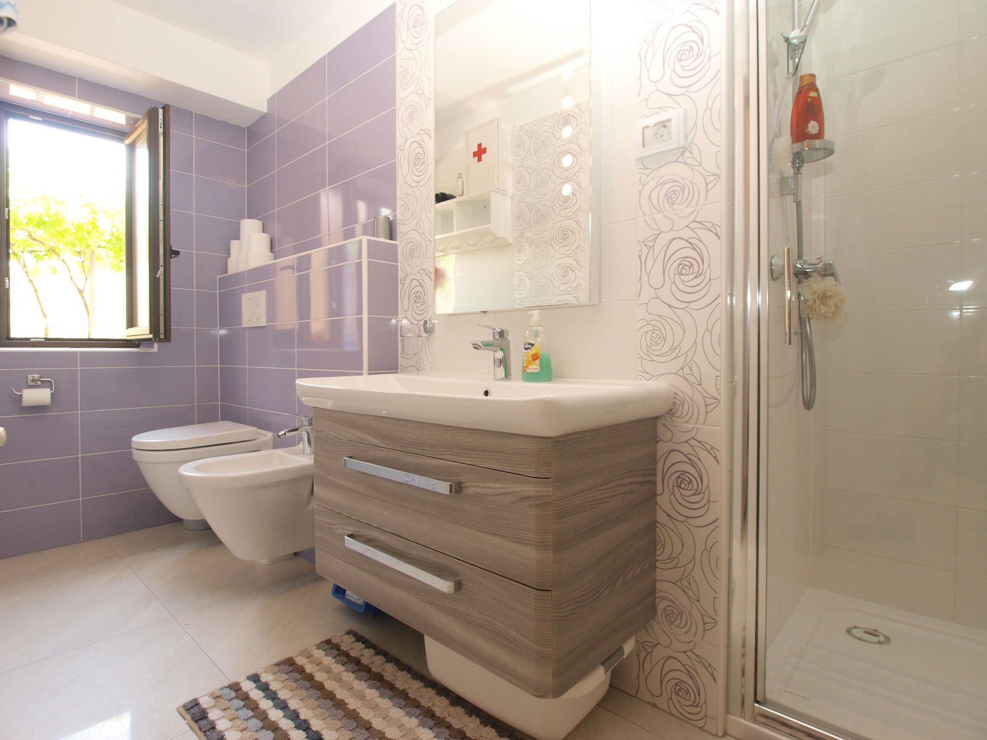 Un baño moderno con tocador, inodoro, bidé y ducha.