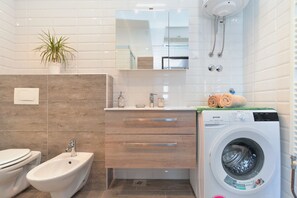Standard Apartment, 2 Bedrooms (70/1781) | Bathroom | Shower, hair dryer, towels - Apartment 70 (Fazana)