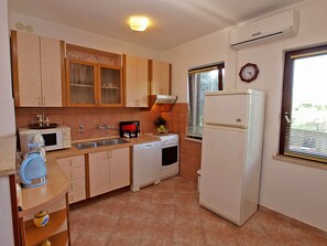 Standard-Apartment, 4 Schlafzimmer (70/106) | Eigene Küche | Kühlschrank, Mikrowelle, Ofen, Herdplatte