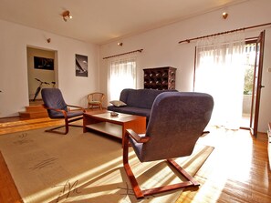 Standard Apartment, 4 Bedrooms (70/106) | Living room