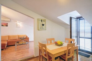 Standard-Apartment, 2 Schlafzimmer (70/1781) | Wohnbereich | Fernseher