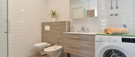 Departamento estándar, 2 habitaciones (70/1781) | Baño | Regadera, secadora de cabello, toallas