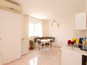 Standard Studio, 1 Bedroom (72/112) | In-room dining