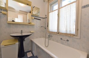 Standard Apartment, 4 Bedrooms (74/118) | Bathroom | Separate tub and shower, deep soaking tub, hair dryer, towels
