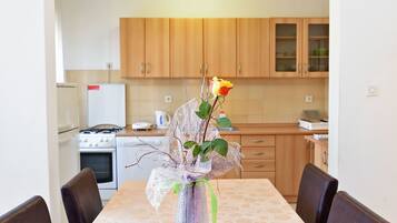 Apartamento estándar, 4 habitaciones (74/119) | Servicio de comidas en la habitación