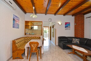 Appartamento Standard, 2 camere da letto (106/207) | Area soggiorno | TV