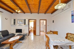Standard Apartment, 2 Bedrooms (106/207) | Living area | TV